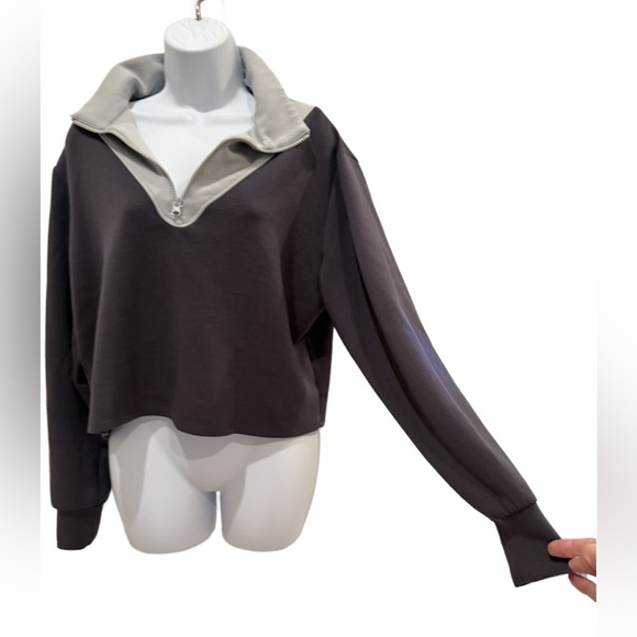 Sincerely Jules Two-Tone Zip-Up Crop Sweatshirt in Large - Picture 3 of 7